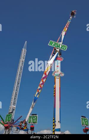 Giostra nel parco divertimenti di Weymouth, Regno Unito. Persone che godono di adrenalina e divertimento. Foto Stock