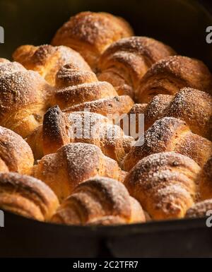 Croissant appena fatti in una teglia da forno Foto Stock