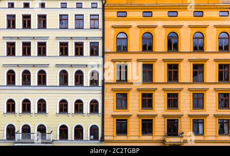 Combinata di due facciate di edifici, la vecchia città europea. Turismo estivo e viaggi, famoso punto di riferimento in Europa, popolari luoghi e strade Foto Stock