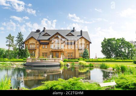 Novi Petrivtsi, Ucraina - 27 Maggio 2015 Mezhigirya residenza dell ex-presidente dell'Ucraina Yanukovich. "Khonka' esterno della casa Foto Stock