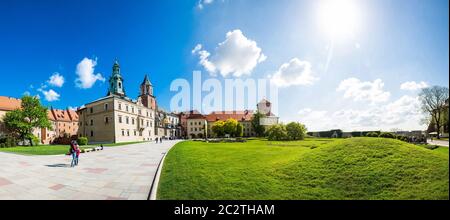 Il castello di Wawel cortile con prato, Vista panoramica, Cracovia in Polonia. Città europea con gli antichi edifici di architettura, luogo famoso per viaggi e turismo Foto Stock