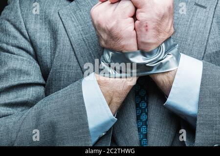 Imprenditore con mani coperte da nastro adesivo, studio shoot Foto Stock