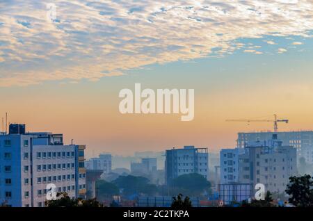 Misty mattina con le nuvole di Cumulus nel cielo sopra Hyderabad, Telangana, India. Foto Stock