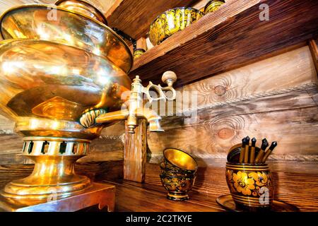 Tradizionale russo samovar con coppe in cucina Foto Stock