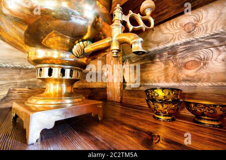 Tradizionale russo samovar con coppe in cucina Foto Stock