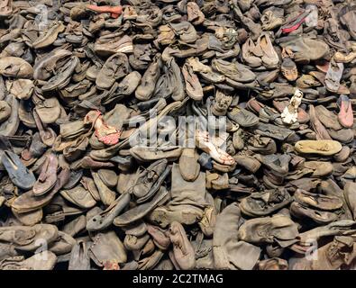Scarpe di vittime, tedesco la morte di concentrazione di CAMP II di Auschwitz e Birkenau, Polonia. Museo di prisonres del genocidio nazista del popolo ebraico Foto Stock