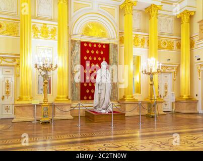 Mosca, Russia, 23 ottobre 2019: Statua dell'imperatrice Caterina la Grande nella sala d'oro del Grande Palazzo Tsaritsyn nella riserva del museo Foto Stock