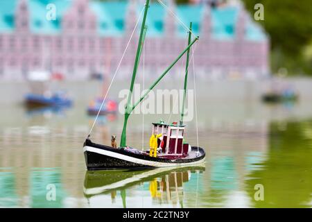 Imbarcazione di salvataggio, soccorritore e cane, scena in miniatura all'aperto, europa. Mini personaggi con alto detalling di oggetti Foto Stock