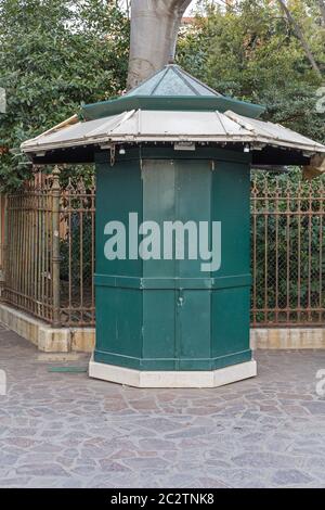 Chiuso verde chiosco distributrice a Venezia Italia Foto Stock