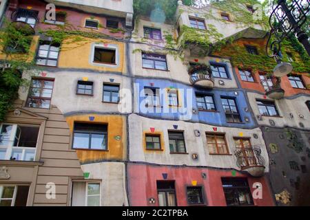 Hundertwasser Haus a Vienna, Austria. Stile modernista house Foto Stock