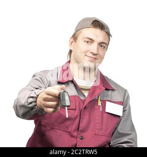 Mechanic dando una chiave auto. Isolato su bianco Foto Stock