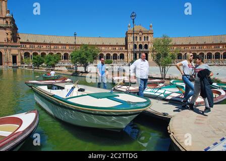 Noleggio di barche a remi in Plaza de Espana a Siviglia, Spagna, il 4 aprile 2019. Foto Stock