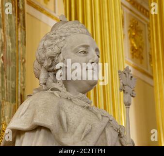 Mosca, Russia, 23 ottobre 2019: Statua dell'imperatrice Caterina la Grande nella sala d'oro del Grande Palazzo Tsaritsyn nella riserva del museo Foto Stock