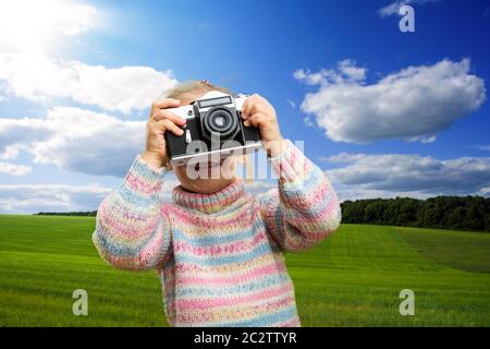 Bambina prende foto su sfondo natura Foto Stock