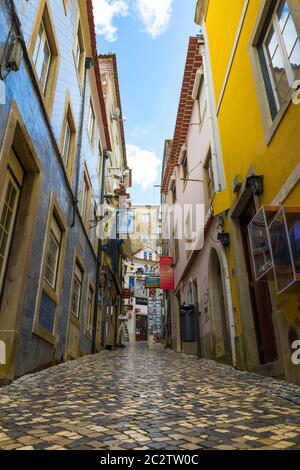 Sintra, Grande Lisbona, Portogallo. Bella strada tipica con edifici e case colorate. Sito patrimonio dell'umanità dell'UNESCO. Città storica Foto Stock