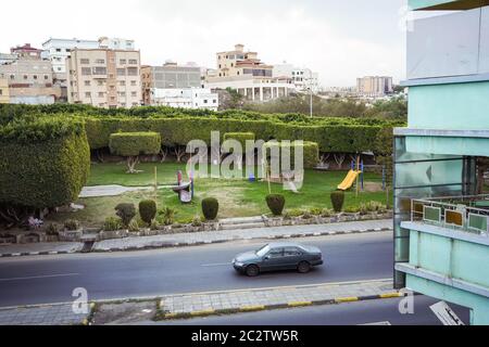 Abha / Arabia Saudita - 23 gennaio 2020: Bellissimo parco giochi con erba verde e circondato da siepi verdi ben tenuti Foto Stock