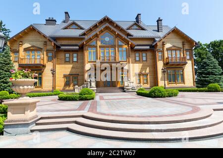 Novi Petrivtsi, Ucraina - 27 Maggio 2015 Mezhigirya residenza dell ex-presidente dell'Ucraina Yanukovich. "Khonka' house Foto Stock