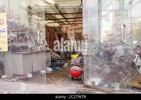 Abha / Arabia Saudita - 23 gennaio 2020: Vecchio negozio di tovaiate e rotte con macchine per la riparazione Foto Stock