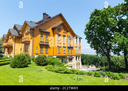 Novi Petrivtsi, Ucraina - 27 maggio 2015 Mezhigirya residenza dell'ex-presidente dell'Ucraina Yanukovich. 'Khonkaa' casa esterna con parco Foto Stock