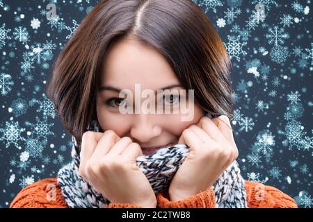 I fiocchi di neve cadono sulla testa di una ragazza giovane Foto Stock