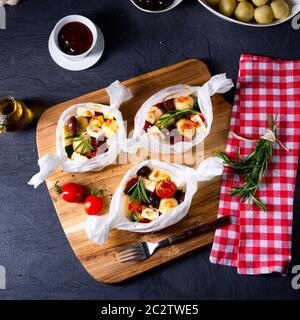 gnocchi al forno con pomodori zucchini e formaggio di pecora a dadini Foto Stock