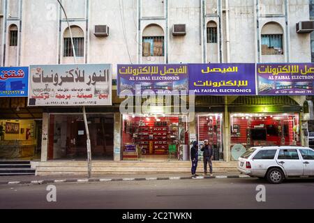 Abha / Arabia Saudita - 23 gennaio 2020: Negozi di elettronica in strada commerciale con persone in piedi davanti Foto Stock