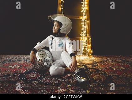 Astronauta futurista ragazza bambino con uniforme bianca intera lunghezza e casco Foto Stock