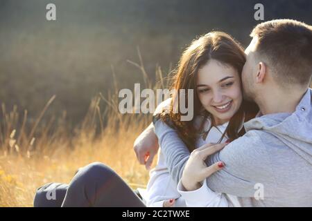 Coppia romantica vestita insieme con comodi pullover Foto Stock