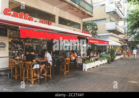 Tel Aviv/Israel-13/10/18: Persone sedute in un'area salotto all'aperto del ristorante Soupizza in via Dizengoff a Tel Aviv Foto Stock