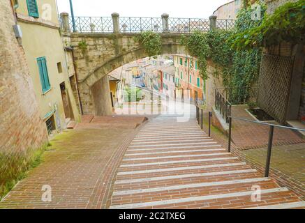 Vista panoramica dell'Acquedotto Storico formando Via dell acquedotto strada pedonale lungo l antica Via Appia street a Perugia quartiere storico, Foto Stock