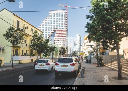 Tel Aviv/Israel-13/10/18: Hayarkon Street verso nord con la Torre dell'Opera e la Torre Isrotel nel paesaggio urbano Foto Stock