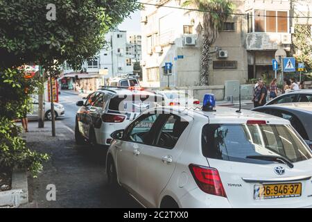 Tel Aviv / Israele-13/10/18: Le auto della polizia israeliana sono arrivate a Tel Aviv. La polizia israeliana è la polizia civile di Israele fondata nel 1948 Foto Stock