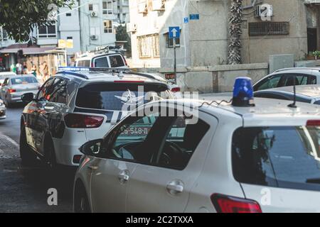 Tel Aviv / Israele-13/10/18: Le auto della polizia israeliana sono arrivate a Tel Aviv. La polizia israeliana è la polizia civile di Israele fondata nel 1948 Foto Stock