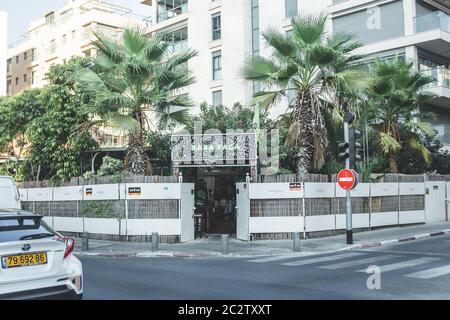 Tel Aviv / Israel-13/10/18: Ristorante autentico con giardino, Baba Yaga, con cucina spagnola, francese, russa e israeliana vista da Hayarkon Stree Foto Stock