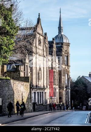 Scena di strada nella città di Lancaster guardando verso l'edificio del Story Institute e Castle Hill nella contea di Lancashire, nel nord-ovest dell'Inghilterra Foto Stock