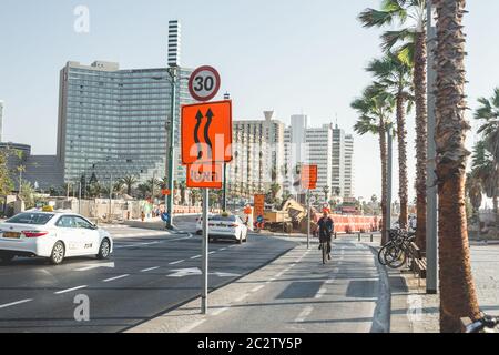 Tel Aviv / Israele-13/10/18: Cartelli stradali temporanei che avvertono i conducenti dei lavori di costruzione della strada che si trova a Tel Aviv Foto Stock