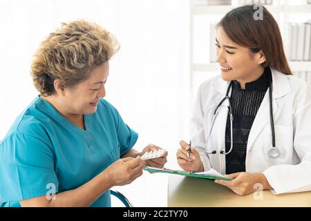Medico prescrivere pillole paziente Foto Stock