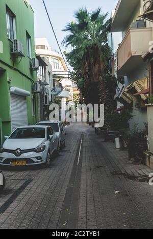 Tel Aviv / Israele-13/10/18: Tipico per i paesi del Medio Oriente stretta strada residenziale a Tel Aviv Foto Stock