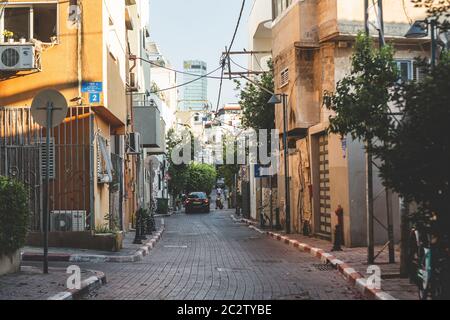 Tel Aviv / Israele-13/10/18: Via Rabbi Meir, tipica per i paesi del Medio Oriente stretta strada residenziale a Tel Aviv Foto Stock