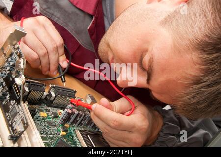 Computer Support Engineer. Isolato su bianco Foto Stock
