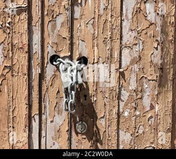 Vecchio legno ragged porta chiusa da vicino Foto Stock