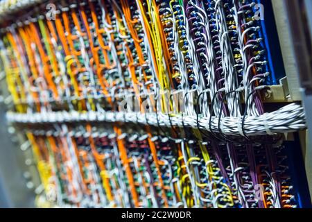 Retrò la scatola di controllo elettronico con un sacco di colorati di fili e cavi Foto Stock