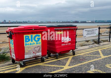 New Brighton, Regno Unito: 3 giugno 2020: Un paio di bidoni commerciali per rifiuti sono disponibili per l'uso pubblico sul lungomare. Foto Stock