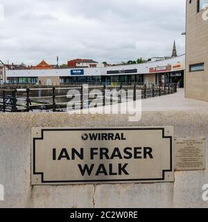 New Brighton, Regno Unito: 3 giugno 2020: Ian Fraser Walk è il nome dato alla passeggiata vicino al lago marino e Marine Point. Ian Fraser era un residente locale Foto Stock