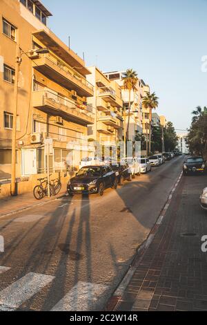 Tel Aviv/Israel-13/10/18: Shalag Street è una piccola strada a senso unico, come si vede dal suo incrocio con Hayarkon Street nell'ora d'oro nella vigilia estiva Foto Stock