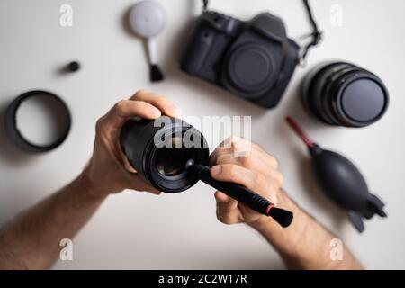Elevato angolo di visione dell'uomo fotocamera Pulizia elemento di lente Foto Stock
