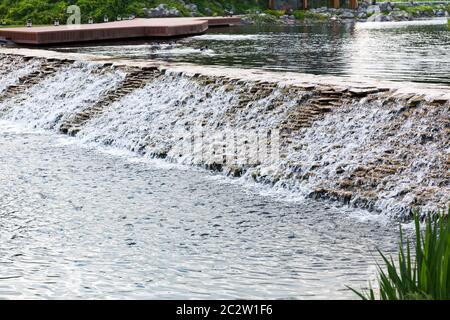 Il bel lago di una piccola cascata in estate park Foto Stock