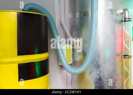 Grande cilindro giallo in laboratorio chimico Foto Stock