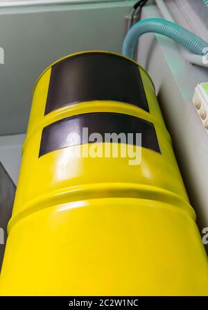 Grande cilindro giallo in laboratorio chimico Foto Stock