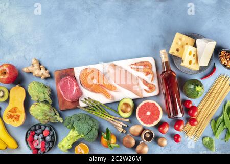 Cibo, una composizione piatta di molti prodotti diversi, con carne, pesce, pollo e gamberetti, verdure e frutta, vino, passato Foto Stock